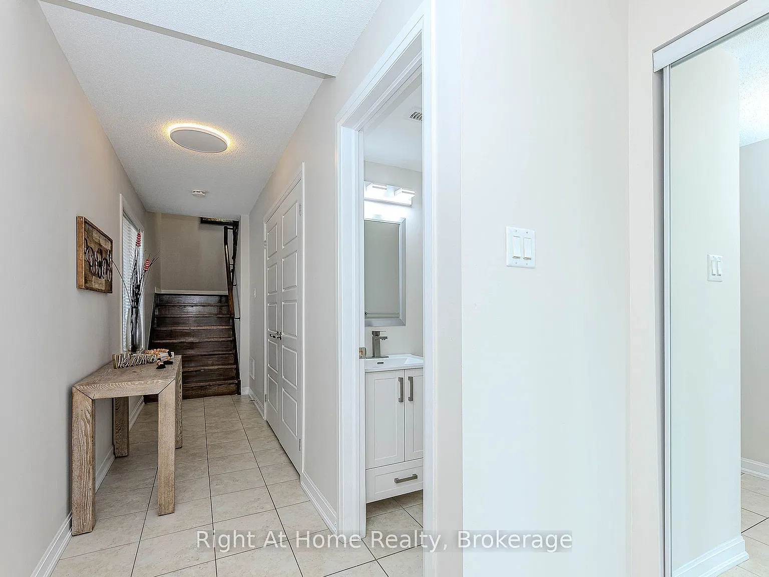 165 Hampshire Way — Photo 4