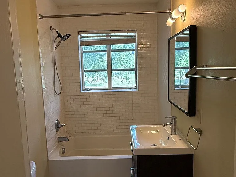 1406 Broadway St — Photo 15