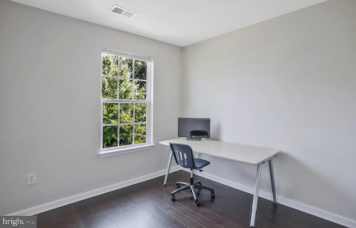 4 bed, 1960 sqft, $2,825 — Photo 1