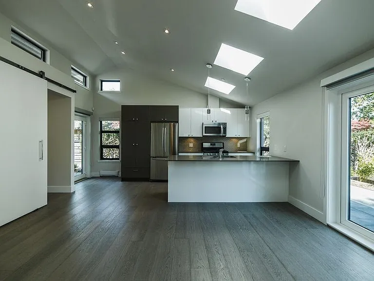 4138 Laurel St — Photo 3