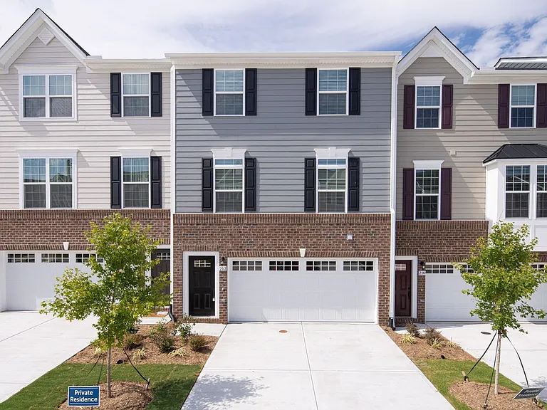 212 Tamworth Crk — Photo 1