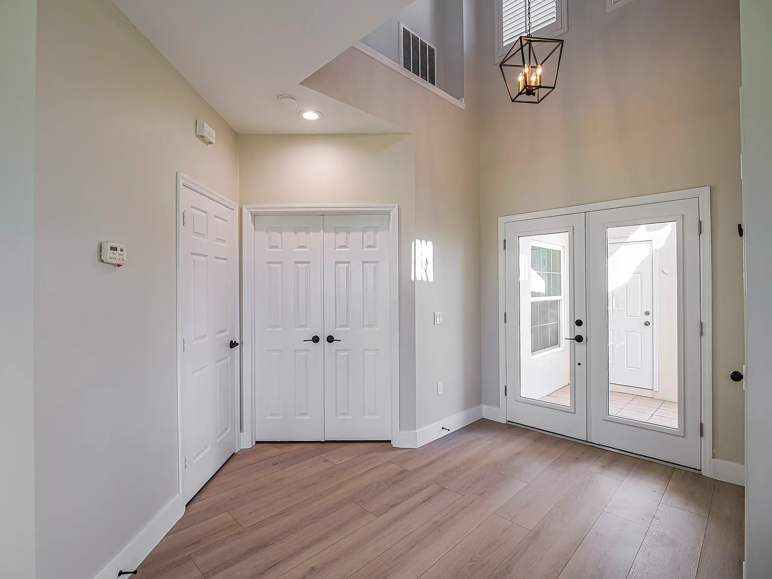 3 bed, 2.5 bath, 2026 sqft, $7,000 — Photo 3