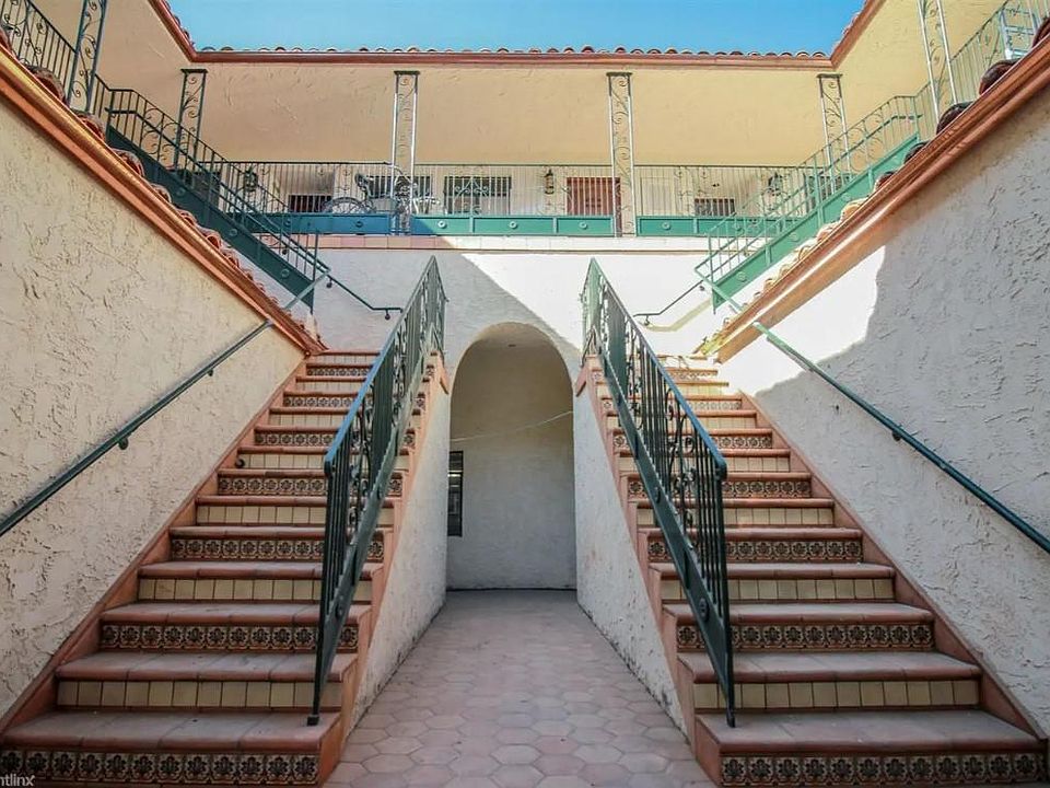 2nd image of 135 S La Brea Ave APT 6