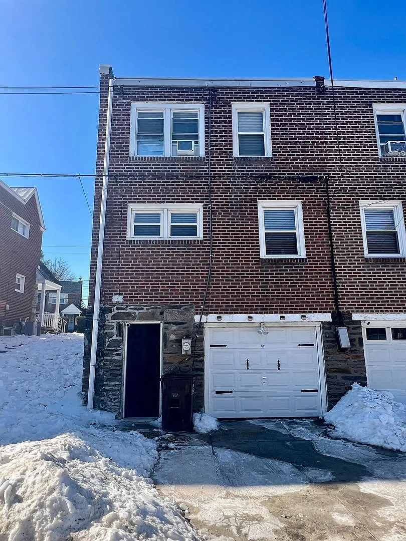 Stunning 3-Bed Twin Home in Lansdowne! Available May 1st! — Photo 4