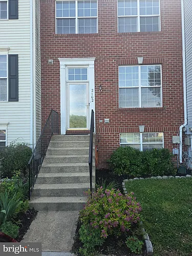 2102 Racquet Pl Photo 1