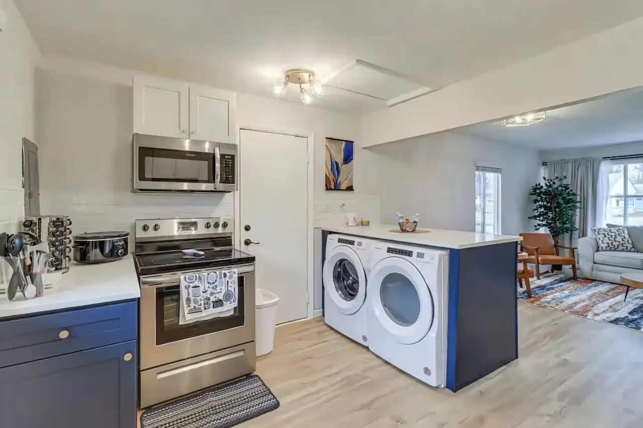 2 bed, 829 sqft, $4,900 — Photo 2
