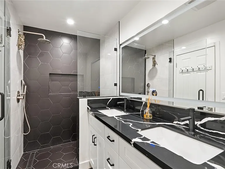 5974 Costello Ave — Photo 11