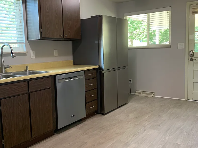 1005 Yank St — Photo 16