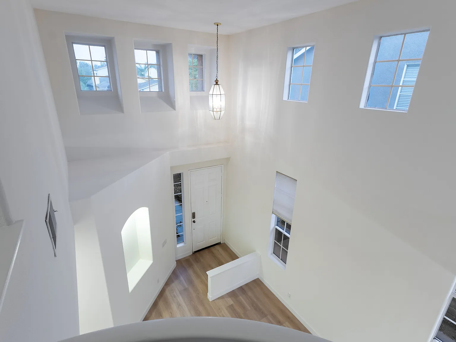 4 bed, 2056 sqft, $5,300 — Photo 2