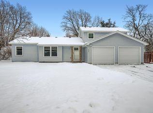 2922 Simpson St, Roseville, MN 55113