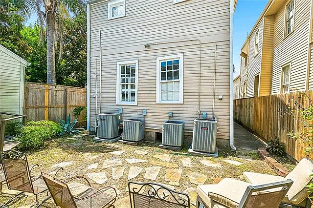 2044 Camp St — Photo 21