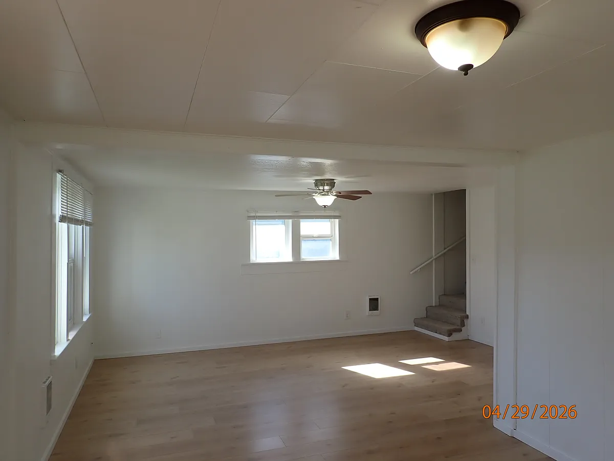 Front entry and living room - 915 S West Blvd