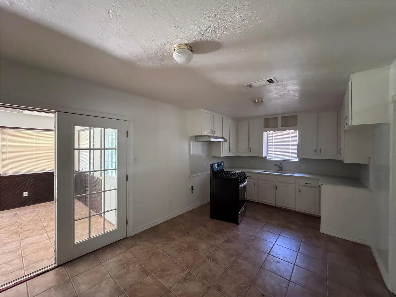 3 bed, 2.0 bath, 1211 sqft, $1,650 — Photo 4