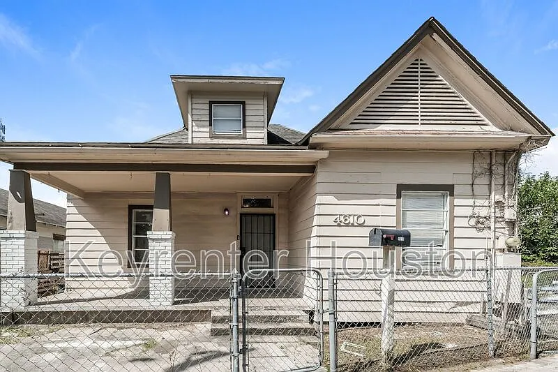 3 bed, 1.0 bath, 1504 sqft, $1,300 — Photo 2