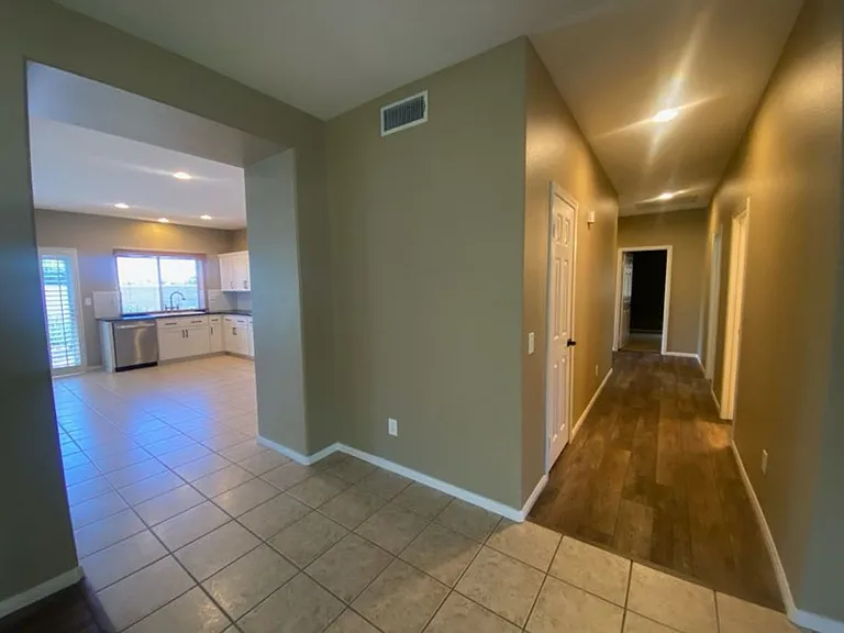 409 Lexington Cir — Photo 6