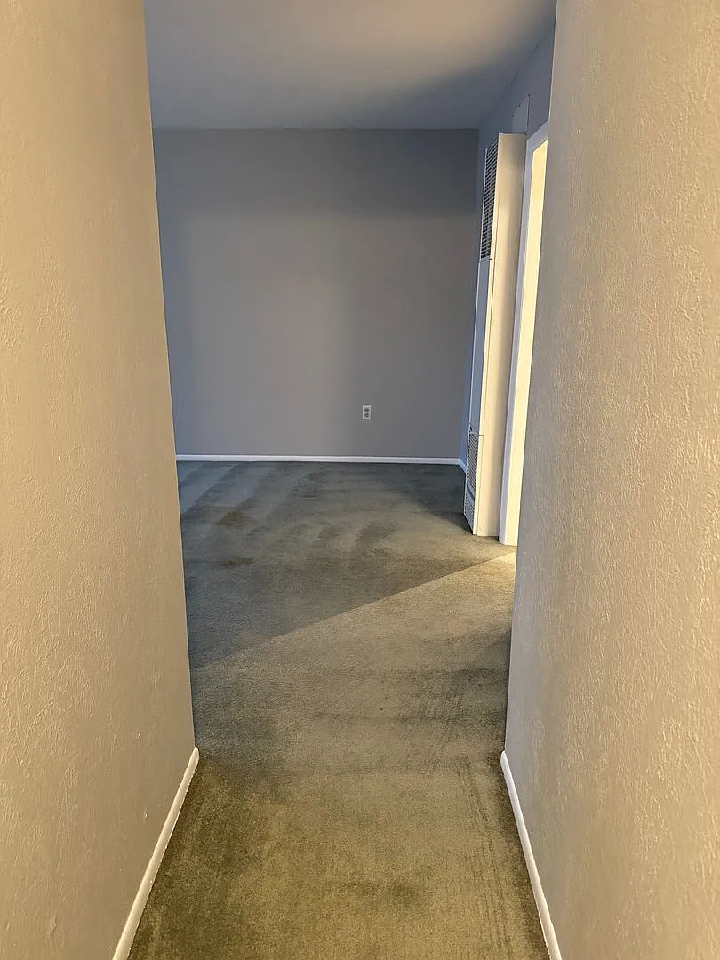 Ren Wright Apts. — Photo 2