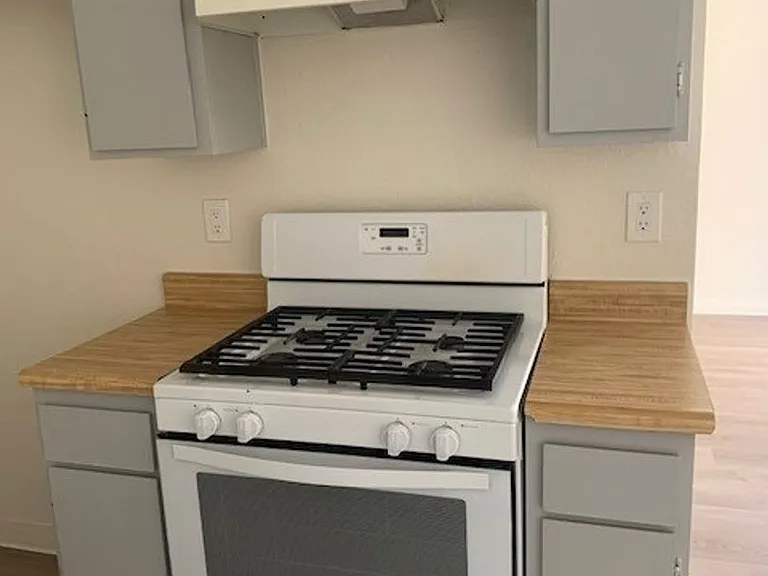Laurel Canyon Apartments — Photo 18