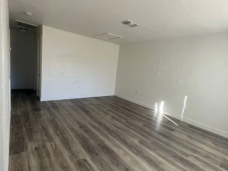 2109 N Daley St — Photo 4