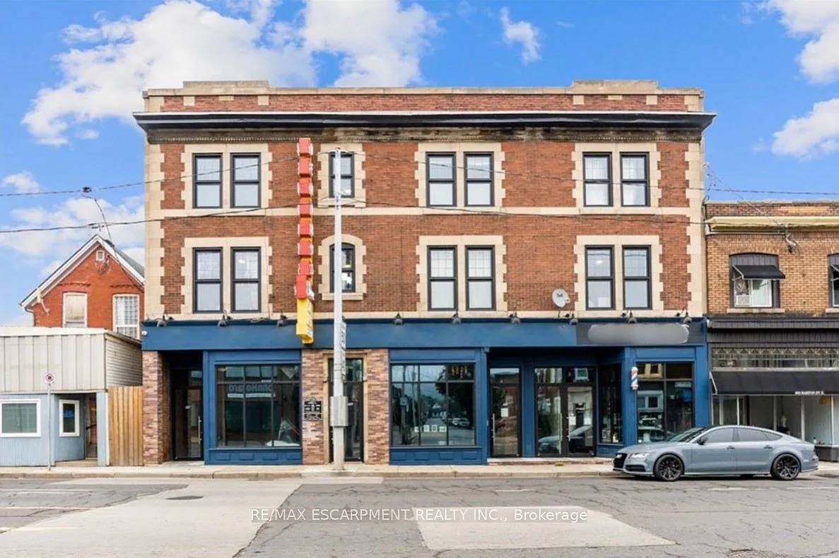 3 bed, $1,900 — Photo 1