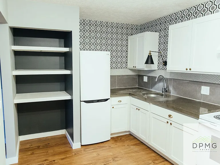 326 E Hillsdale St #8 — Photo 2