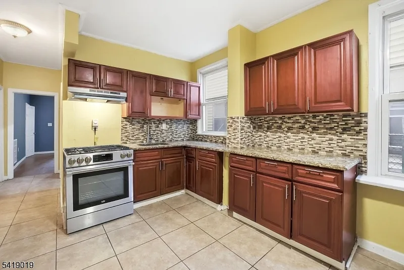 4 bed, 1.0 bath, 800 sqft, $2,850 — Photo 2