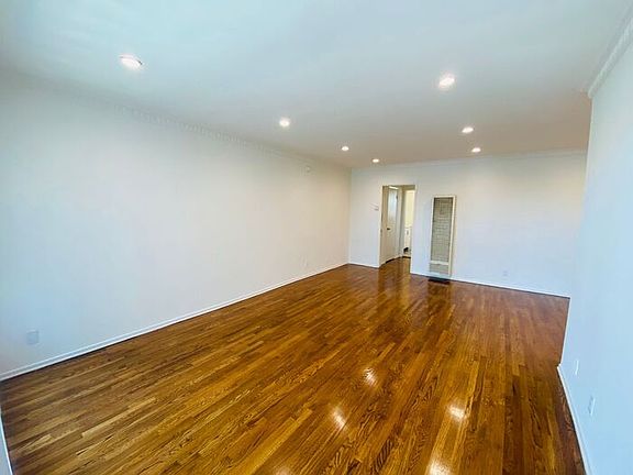 2nd image of 4667 Maplewood Ave APT 6