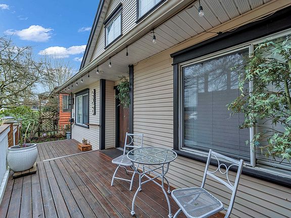 4th image of 2240 Douglas Cres