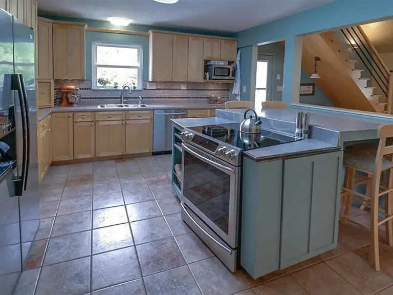 7050 Caroline Ave — Photo 14
