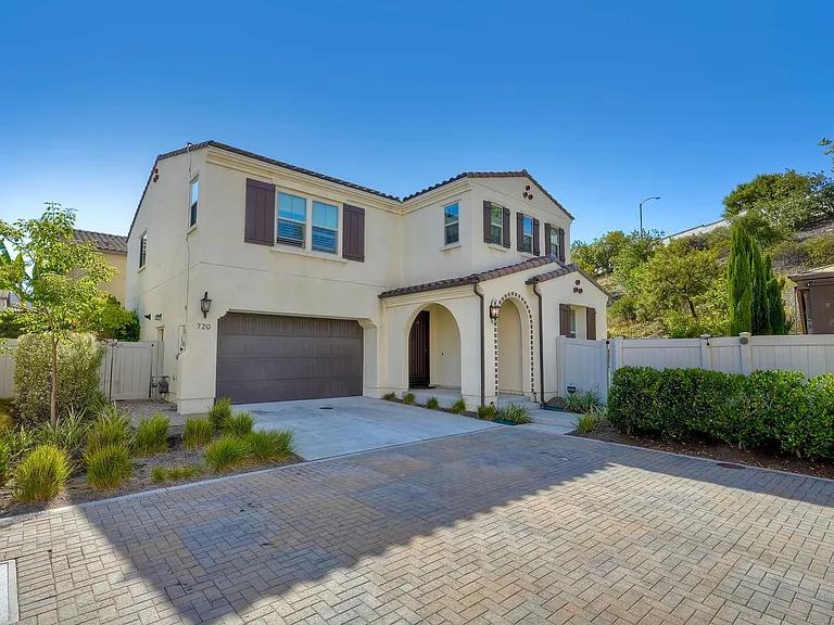 729 Merit Dr — Photo 1