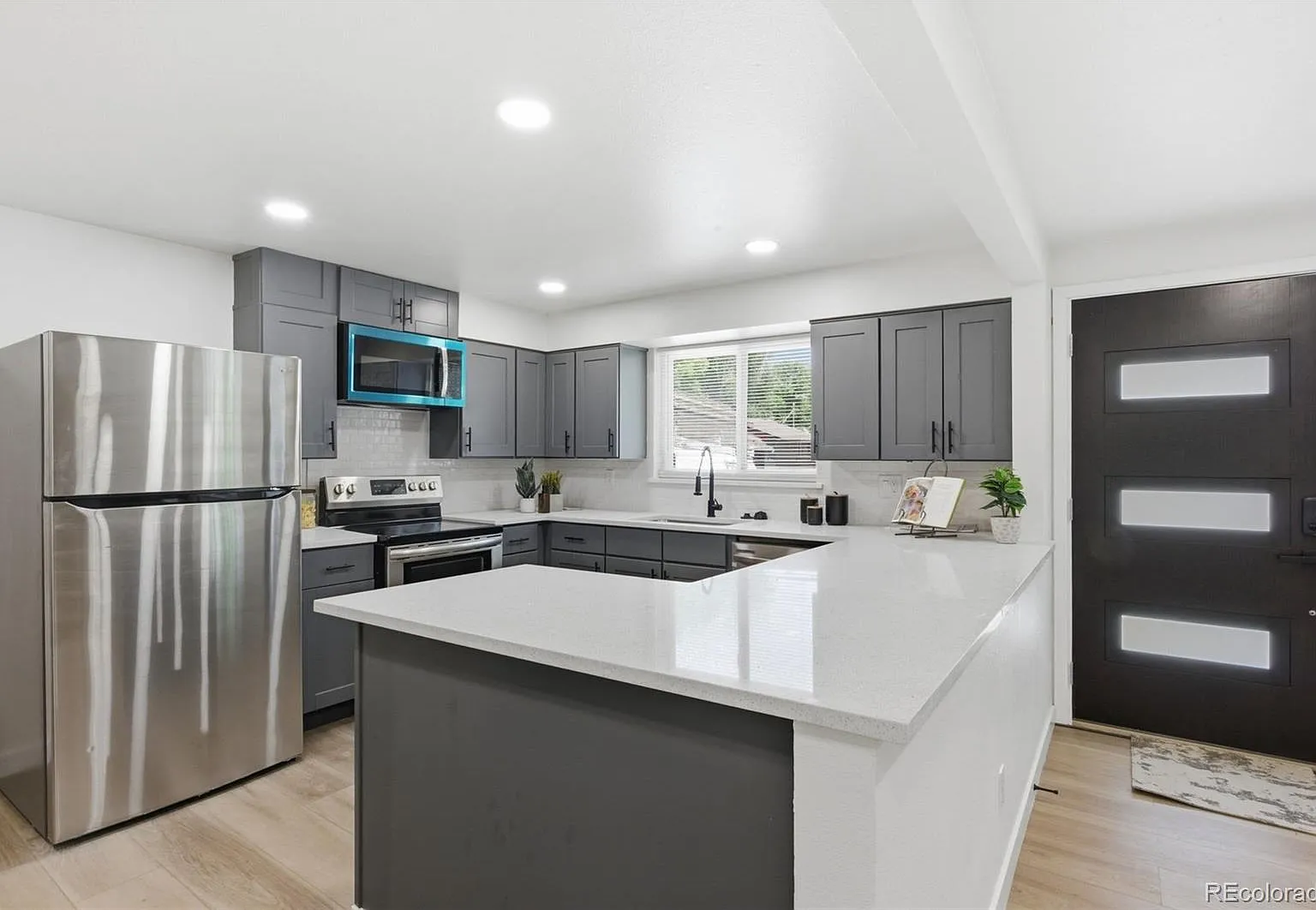 5 bed, 3.0 bath, 2138 sqft, $4,300 — Photo 4