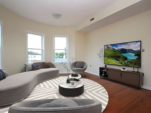 5th image of 5 Essex St #5D