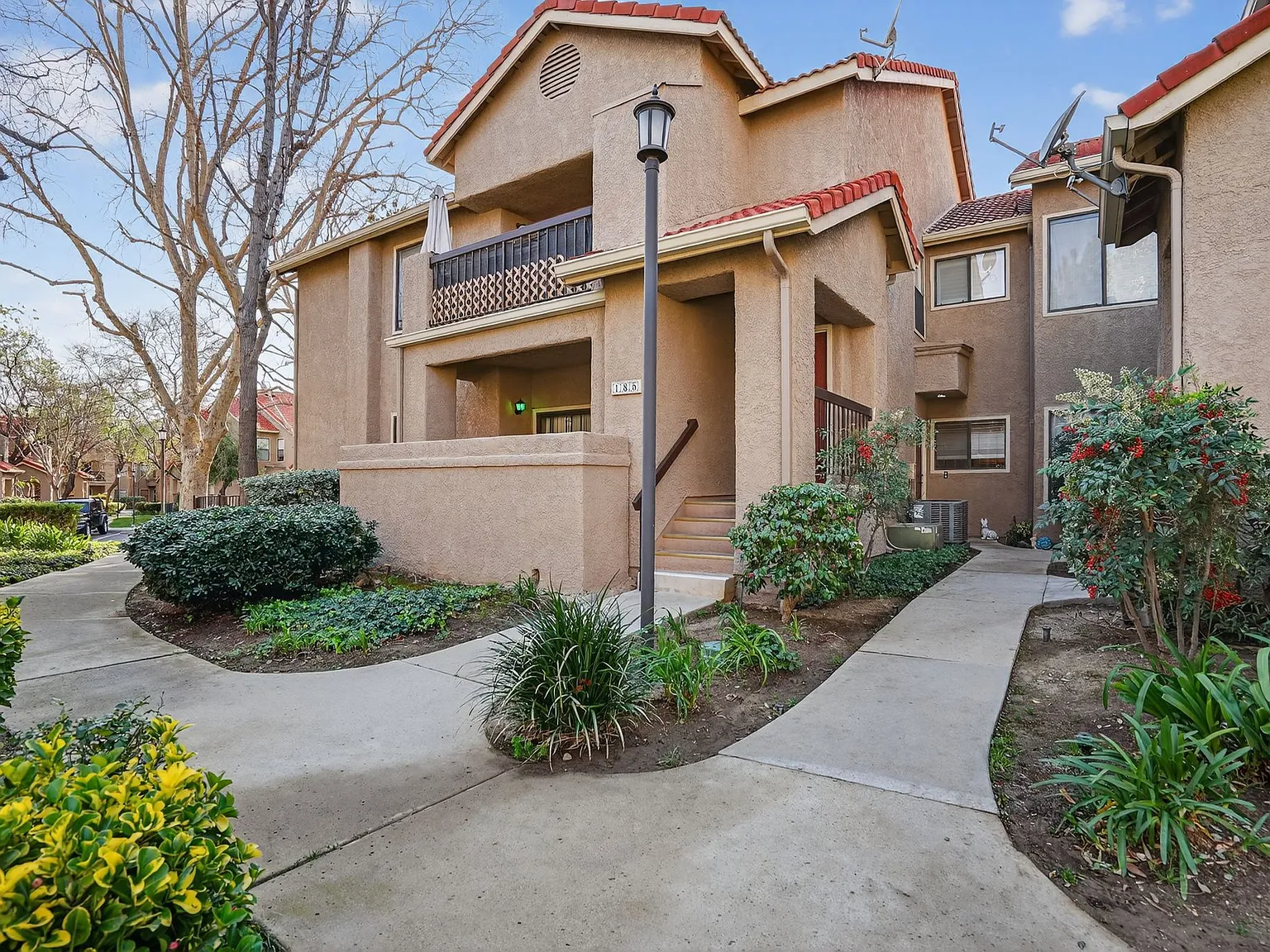3 bed, 1125 sqft, $3,400 — Photo 2