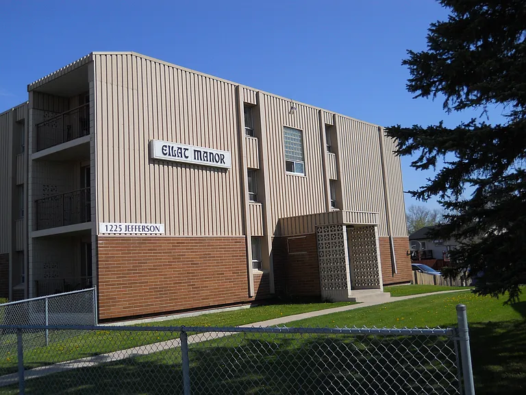 1225 Jefferson Ave — Photo 2