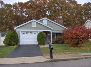 521 Cranston Ln, Ridge, NY 11961