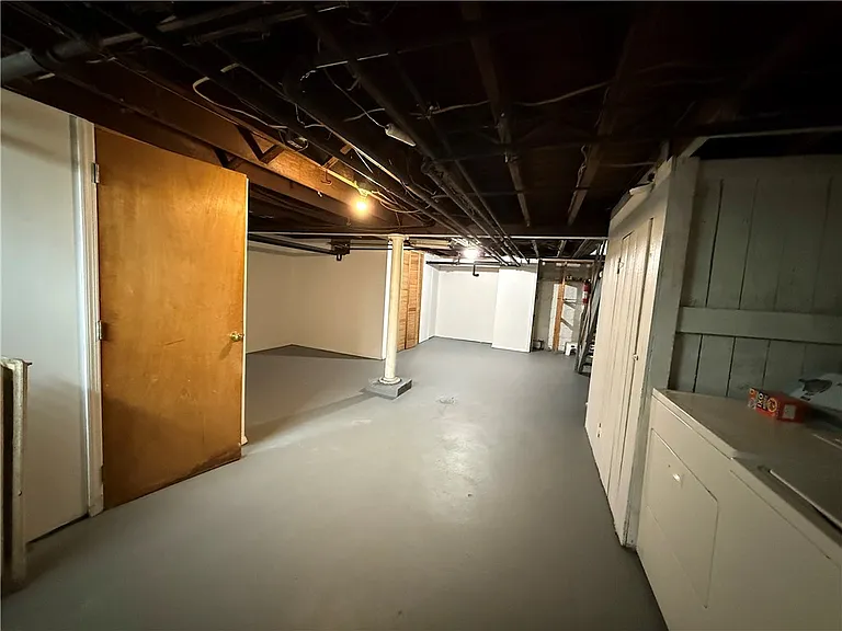 2332 Sherbrook St — Photo 37
