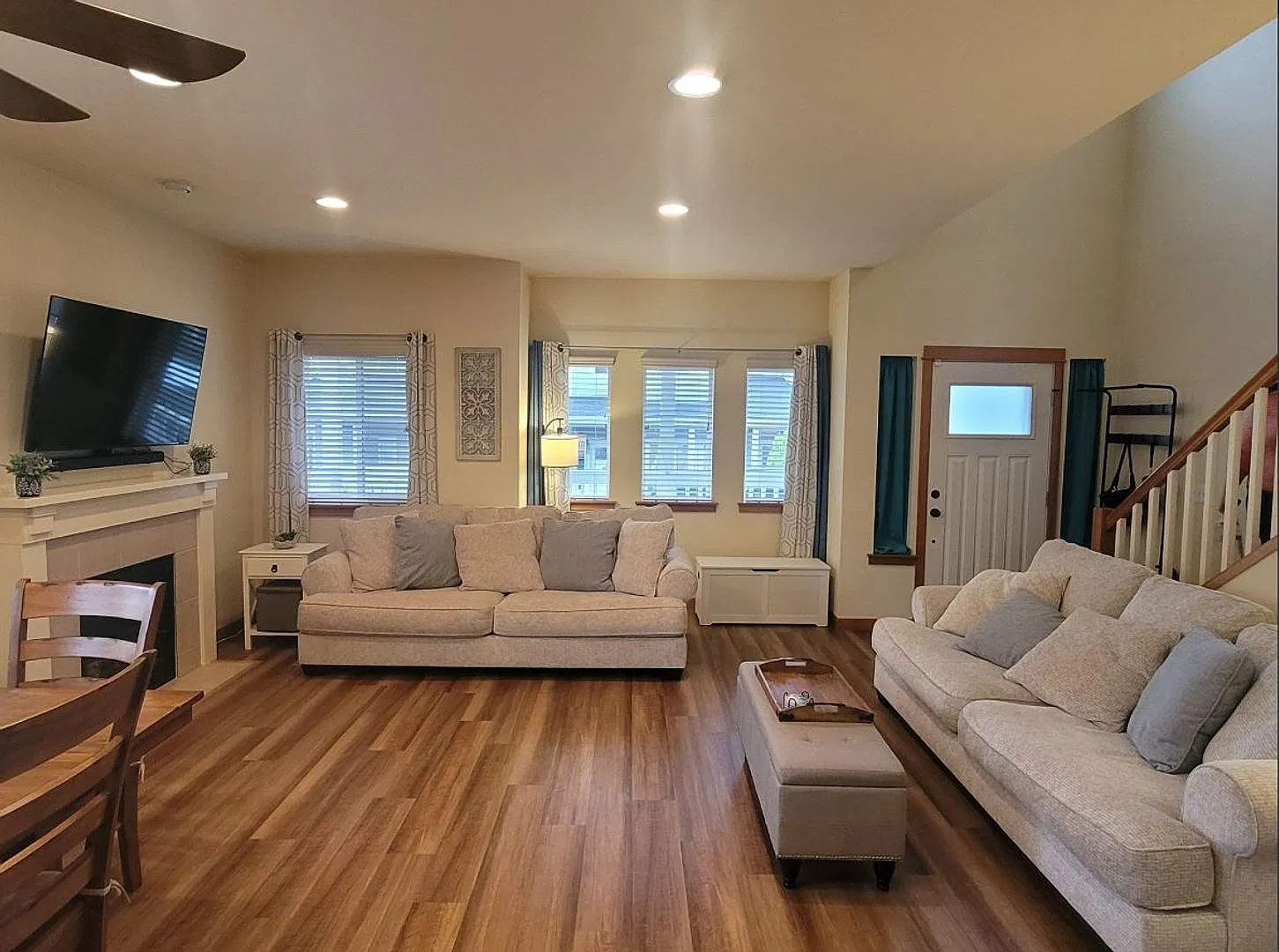 Milton townhome, a large end unit, 3 bedroom 2.5 bathroom, with a 2 car garage! — Photo 4