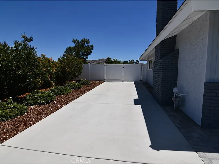 2161 Valley View Ave — Photo 4