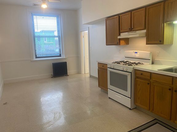 Spacious and sunny eat in 
kitchen