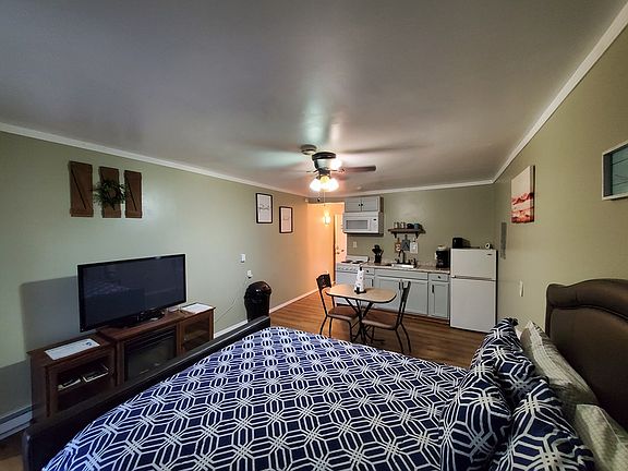 4th image of 3200 Court St