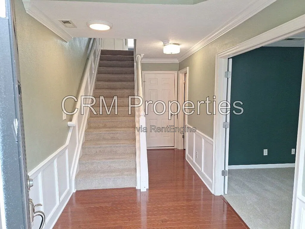 3 bed, 3.0 bath, 2058 sqft, $2,400 — Photo 3