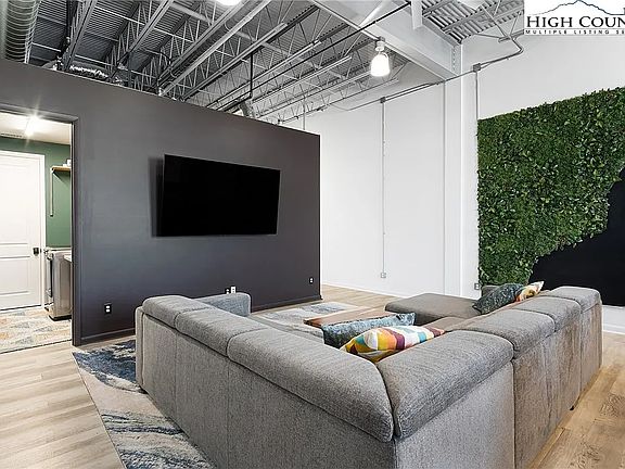 4th image of 215 S Jefferson Ave #107