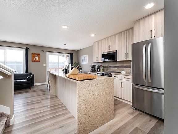 3rd image of 1964 Kroetsch Cres SW