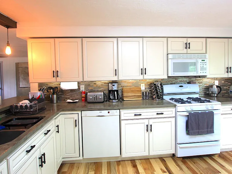 5377 Bates Rd — Photo 10