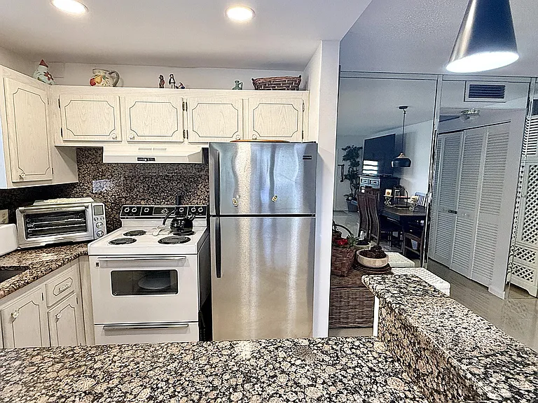 21 Newport B — Photo 8