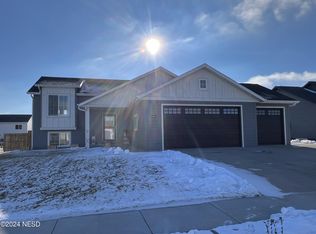 1814 Washington Dr NE, Watertown, SD 57201