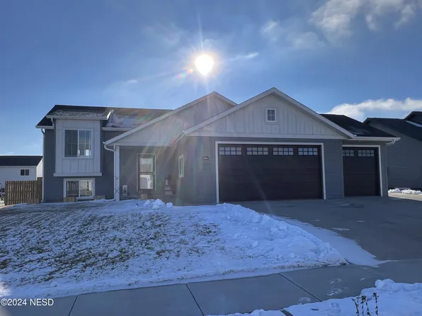 1814 Washington Dr NE, Watertown, SD 57201