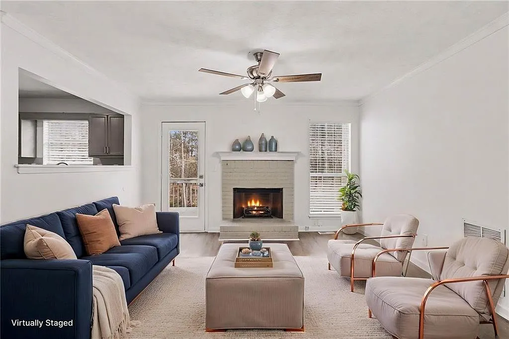 4 bed, 2.0 bath, 1210 sqft, $2,099 — Photo 3