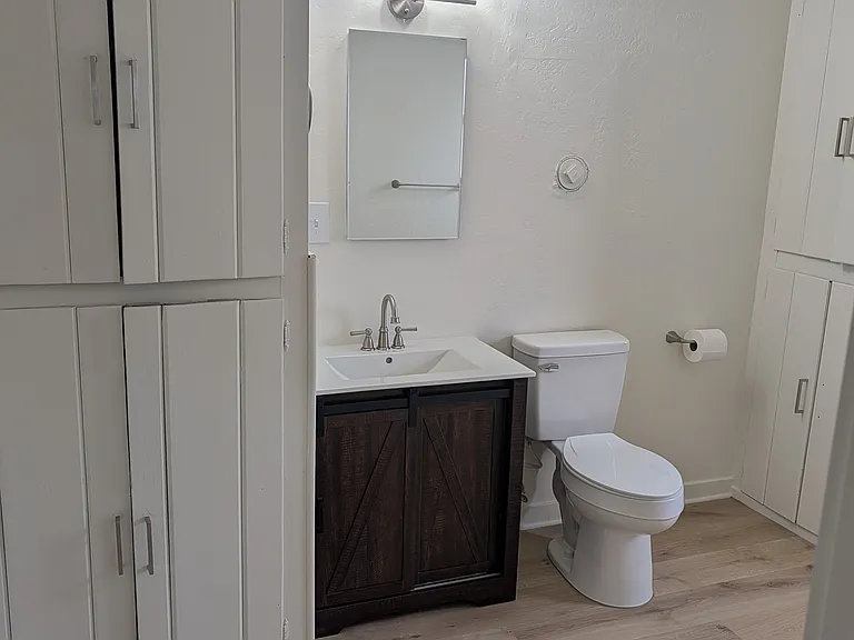 521 N Chestnut St — Photo 8