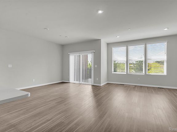 4th image of 313 Strawberry Dr