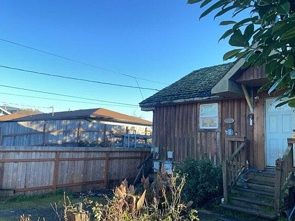 3rd image of 832 Doborout St